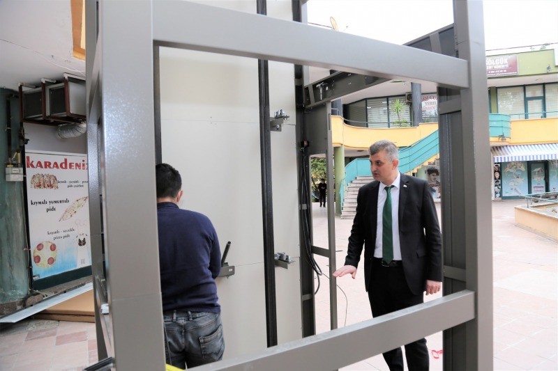 GÖLCÜK’TE ENGELLİ VE YAŞLI VATANDAŞLAR İÇİN BİR ENGEL DAHA KALKIYOR