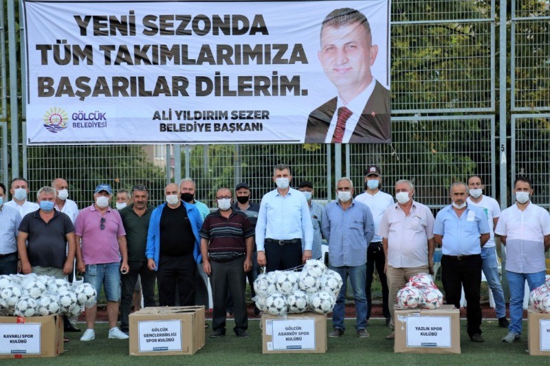 GÖLCÜK BELEDİYESİ’NDEN AMATÖR FUTBOL KULÜPLERİNE MALZEME DESTEĞİ