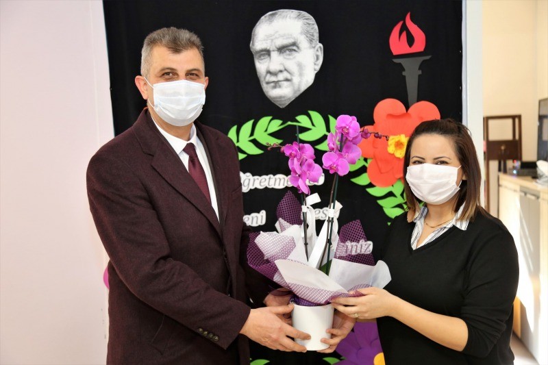 BAŞKAN SEZER’DEN YILIN ÖĞRETMENİNE ZİYARET