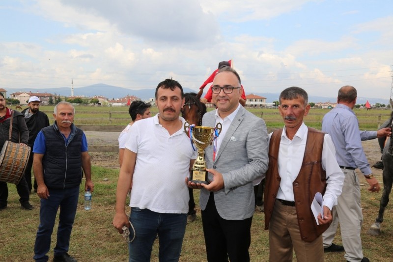 BAŞKAN SEZER: 8000’DEN FAZLA FİDANI TOPRAKLA BULUŞURDUK