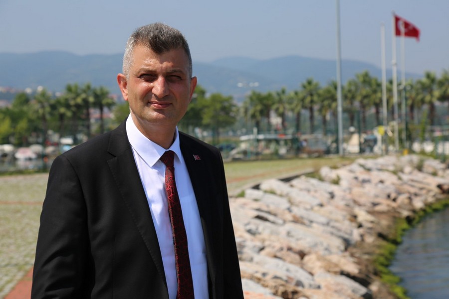 Başkan Sezer hem deprem şehitlerini andı, hem de geleceğe dönük bazı projelerini anlattı “ARTIK GELECEĞE UMUTLA BAKAN BİR GÖLCÜK VAR”