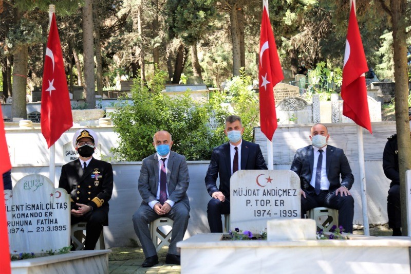 GÖLCÜK’TE ŞEHİTLERİMİZ KURAN-I KERİM TİLAVETİ VE DUALARLA ANILDI