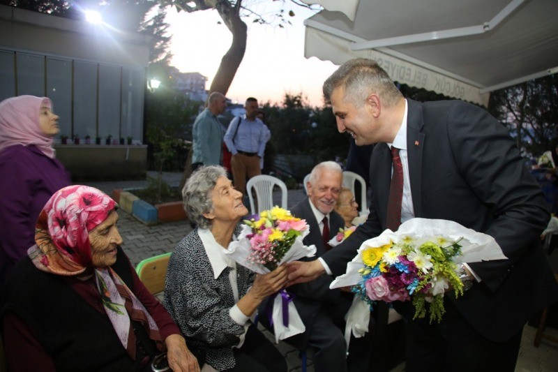DÜNYADA KARŞILIKSIZ SEVGİNİN, MERHAMETİN VE FEDAKARLIĞIN TİMSALİ ANNELERİMİZDİR