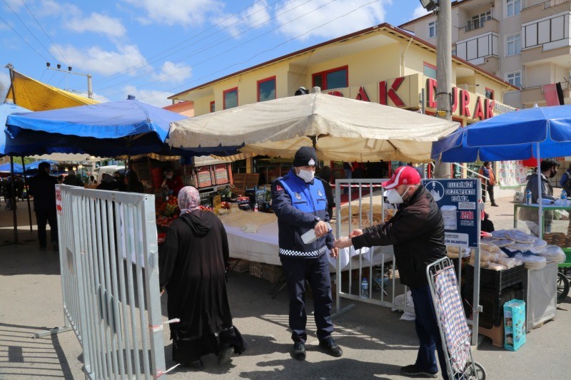 ÇARŞAMBA PAZARINDA KORONO VİRÜSE KARŞI SIKI ÖNLEMLER ALINDI