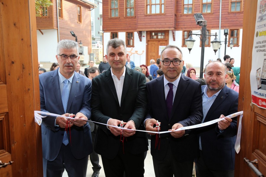 GÖLCÜK’ÜN GENÇ RESSAMLARININ RESİMLERİ HAYRAN BIRAKTI