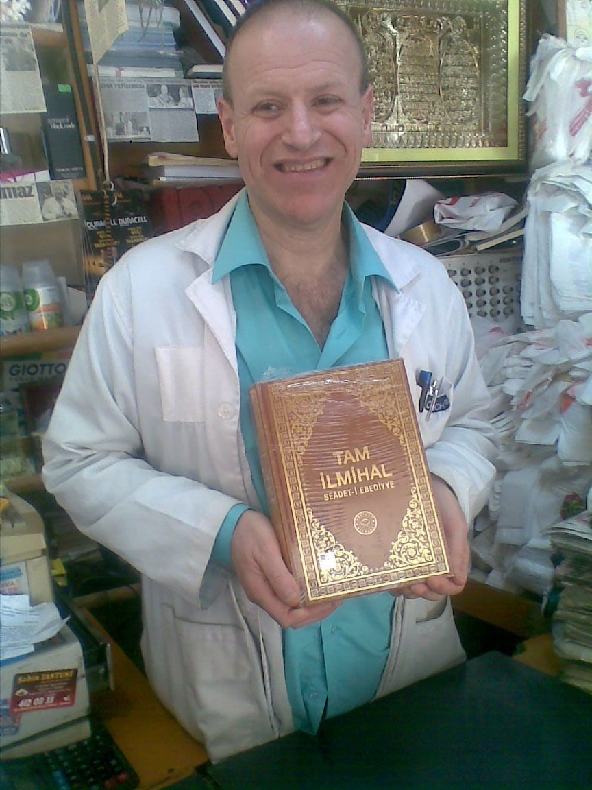 Osman Ay müşterilerine 80 adet ilmihal kitabı hediye etti