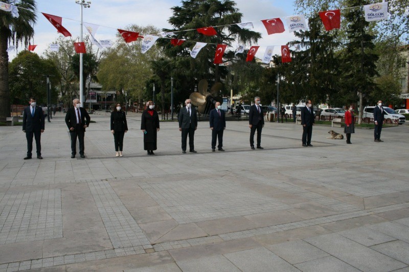 Gölcük’te 23 Nisan Ulusal Egemenlik ve Çocuk Bayramı münasebetiyle ATATÜRK ANITINA ÇELENK BIRAKILDI