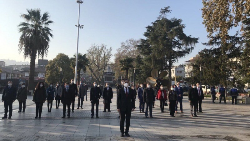 Gölcük’te Öğretmenler Günü sınırlı katılımla kutlandı IŞIĞINIZ HİÇ SÖNMESİN