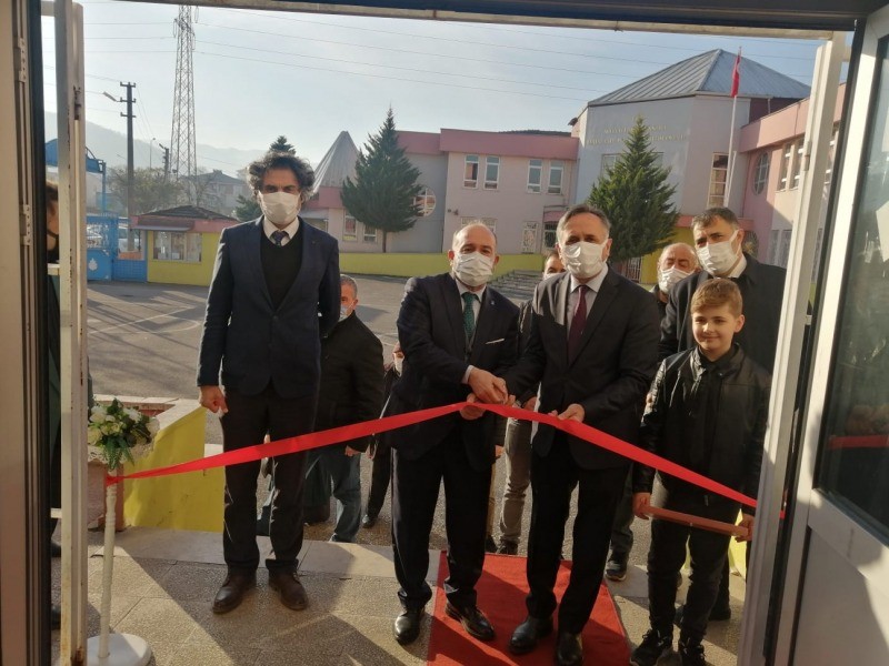 Gölcüklü Oyuncu Yusuf Atasoy Şehit Mehmet Kamil anısına FOTOĞRAF SERGİSİ AÇTI