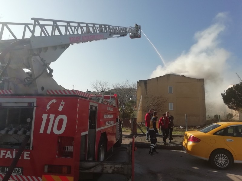 Şirinköy’de çatı yangını korkuttu