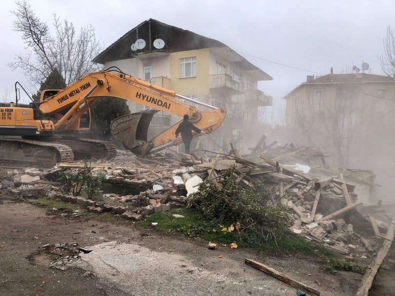 GÖLCÜK’TEKİ METRUK VE HASARLI 3 BİNANIN YIKIMI TAMAMLANDI