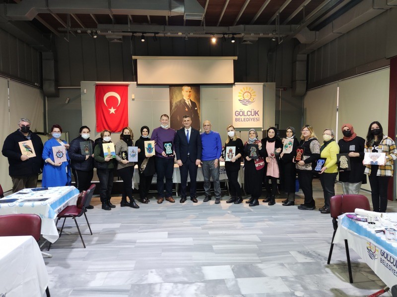 Cam Altı Sanatı eğitimlerini başarıyla tamamlayan kursiyerlere SERTİFİKALARINI BAŞKAN SEZER VERDİ