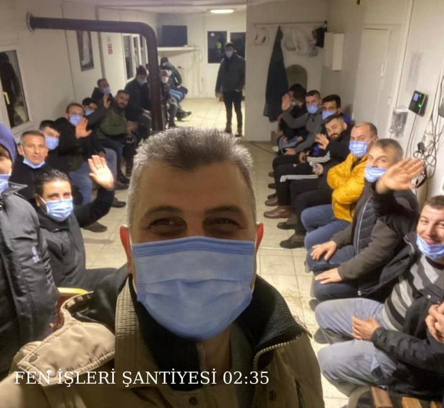 Gece 02.35 Başkan Sezer, ekibinin yanında KARLA MÜCADELEDE FEDAKARCA ÇALIŞTI