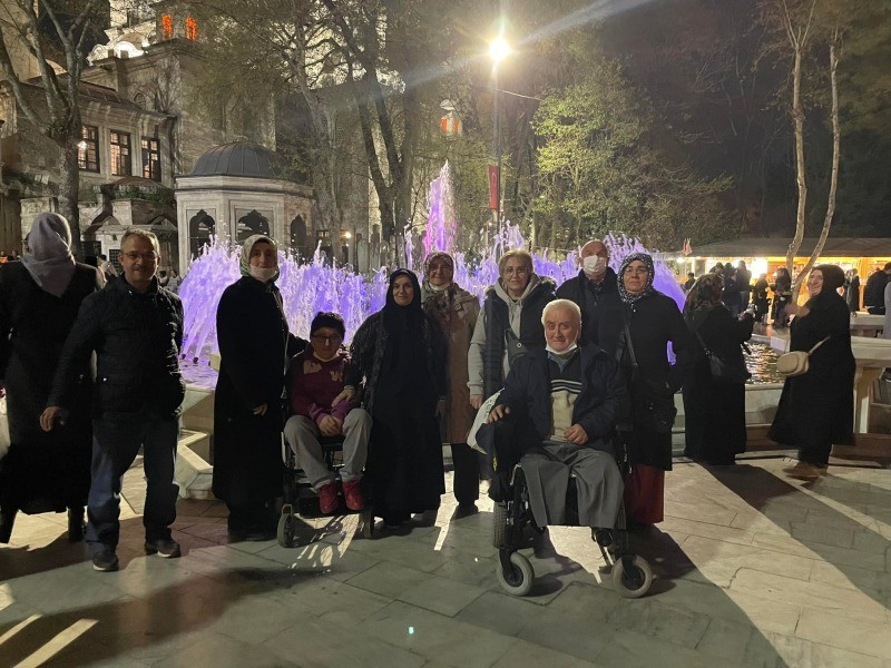 Gölcük Engelliler Derneği 45 kişilik grup ile İstanbul çıkartması yaptı