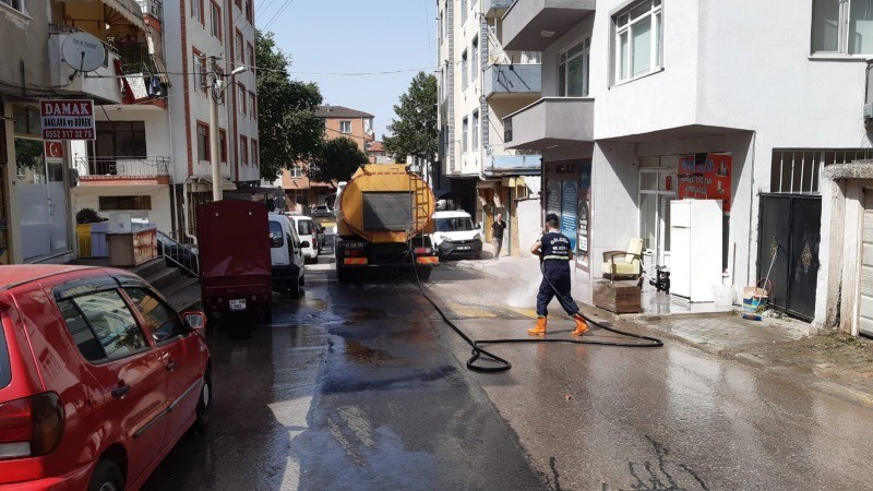 Temizlik İşleri Müdürlüğü ekipleri yolları tertemiz yaptı