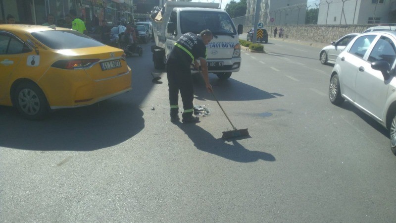 Amiral Sağlam Caddesi’nde meydana gelen kazaya TEMİZLİK İŞLERİ MÜDAHALE ETTİ