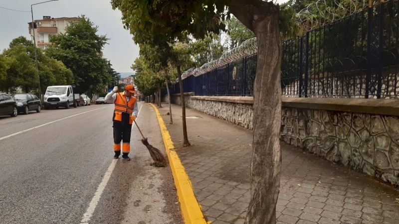 Temizlik İşleri Ekipleri genel temizlik çalışmasına GÖLCÜK MERKEZ MAHALLE’Sİ İLE DEVAM ETTİ