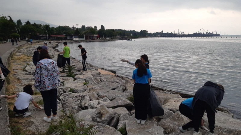 Öğrenciler Çevre Haftası münasebetiyle Kavaklı Sahili’ni temizledi ‘MARMARA BİZİM, KORUYALIM’ DEDİLER