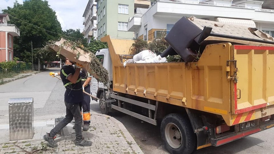 Gölcük’te kaba atıklar aralıksız toplanıyor