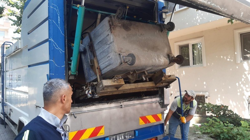 İlçemiz genelindeki Yer altı Çöp Konteynerleri temizleniyor