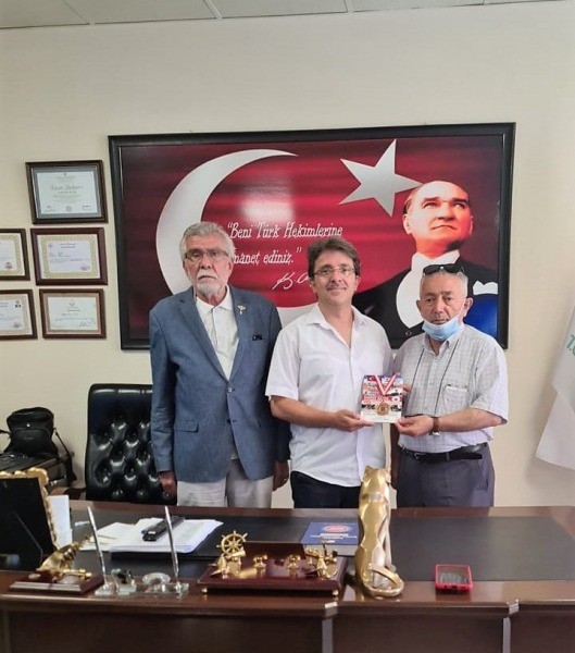 Gölcük’lü Gaziler Başhekim Sertan Acar’a Anı Madalyası takdim etti