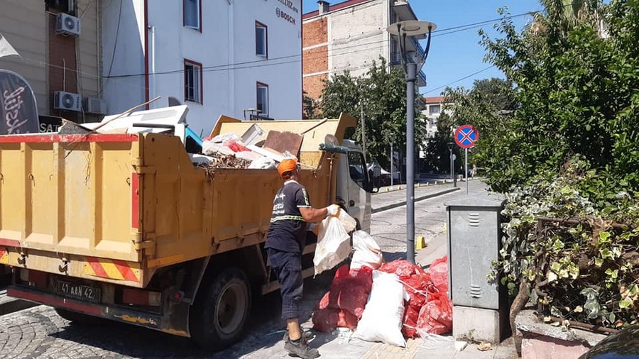 Temizlik Ekipleri kentin dört bir yanında kaba atıkları TOPLAMAYA DEVAM EDİYOR