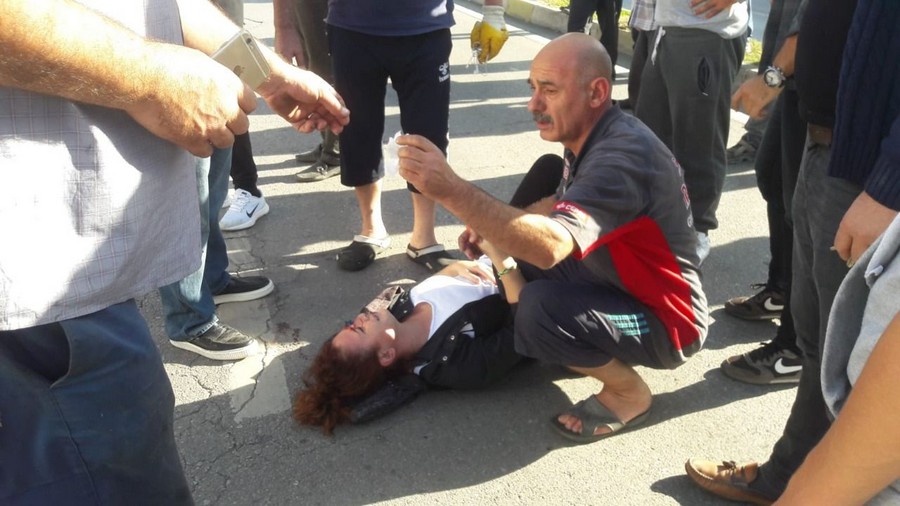 Yoldan karşıya geçmeye çalışan kadına araba çarptı