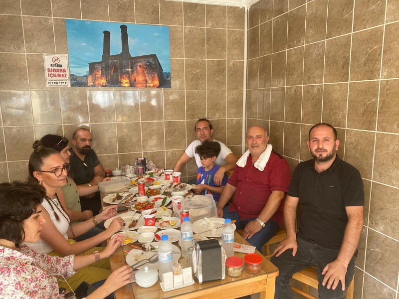 Ünlü sanatçı Kıraç Değirmendere konseri öncesi ERZURUM HOCAOĞLU TORTUM CAĞ KEBAP’I TERCİH ETTİ