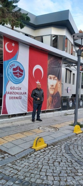 Gölcük Trabzonlular Derneği’nden Cumhuriyet hassasiyeti DEV TÜRK BAYRAĞI ASTILAR