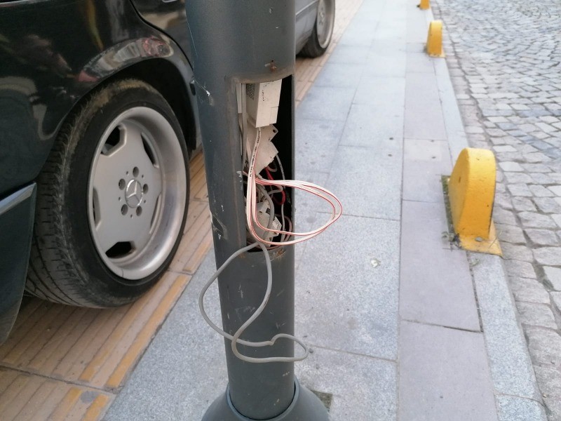 Açıkta duran elektrik kabloları tehlike saçıyor