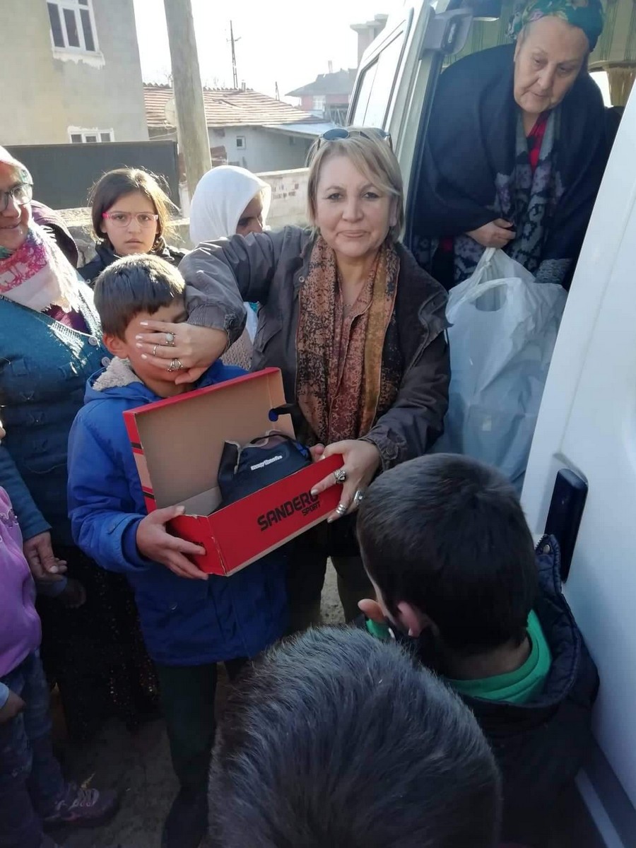 Muhtar Şentürk Samsun’da ihtiyaç sahibi çocuklara yardım elini uzattı MELEKLERİN YÜZÜNÜ GÜLDÜRDÜ