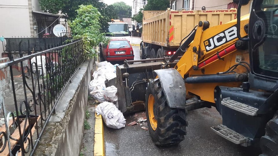 Temizlik ekipleri Kavaklı Mahallesi’nde kaba atıkları topladı VATANDAŞLAR TEŞEKKÜR ETTİ