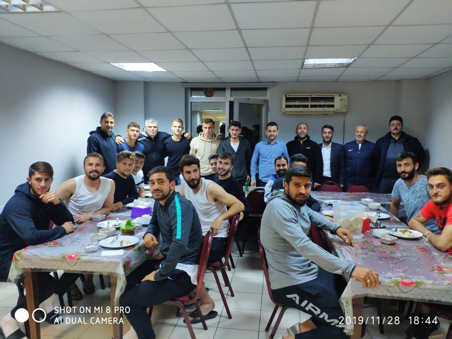 Gölcük’ün sevilen isimlerinden Gölcükspor’a moral yemeği jesti SİZLERE GÜVENİYORUZ