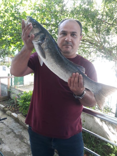 Kavaklı Sahili’nde olta balıkçısının yüzü güldü 7 KİLO 200 GRAM LEVREK YAKALADI