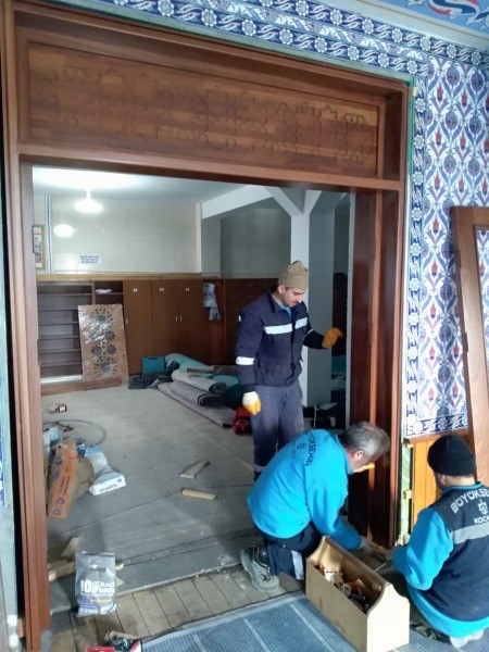 Büyükşehir, Yenidoğan Camii’nde kapı ve korkuluk montajını tamamladı