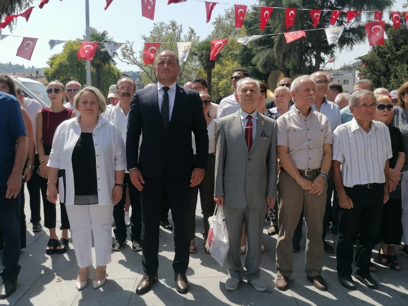 CHP, 30 Ağustos’u Atatürk Anıtına Çenek sunarak kutladı “AÇTIĞIN YOLDA İLELEBET YÜRÜYECEĞİZ”