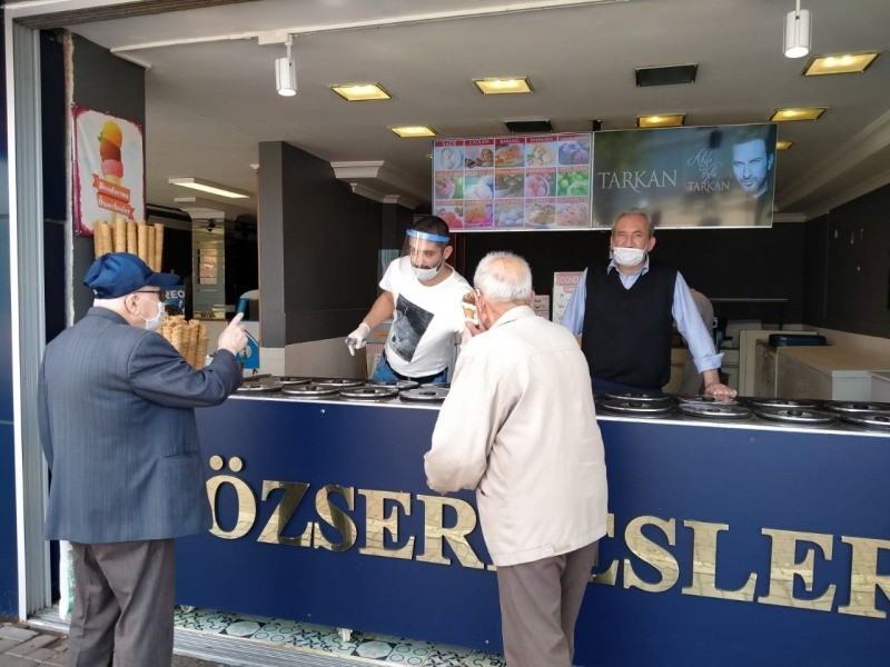 Özserbesler’den 65 yaş üstüne dondurma ve su ikramı