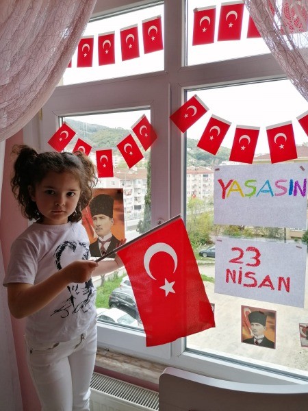 Mini Yaşam Kreş ve Gündüz Bakım Evi minikleri  23 NİSAN’I EVLERİNDE EN GÜZEL ŞEKİLDE KUTLADI