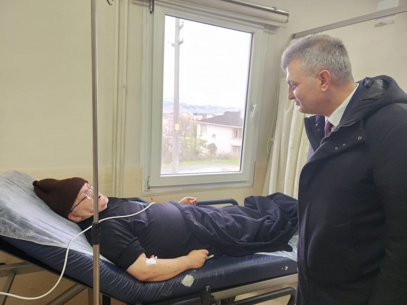 Başkan Sezer Acil Serviste tedavi gören hastaları ziyaret etti