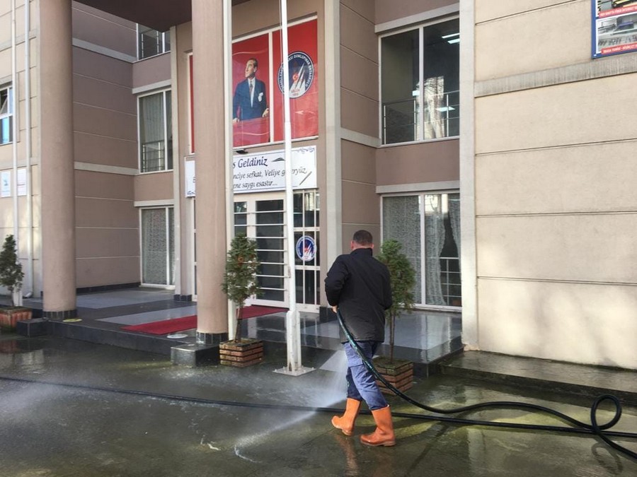 Gölcük’te okul bahçeleri yeni eğitim öğretime hazırlanıyor