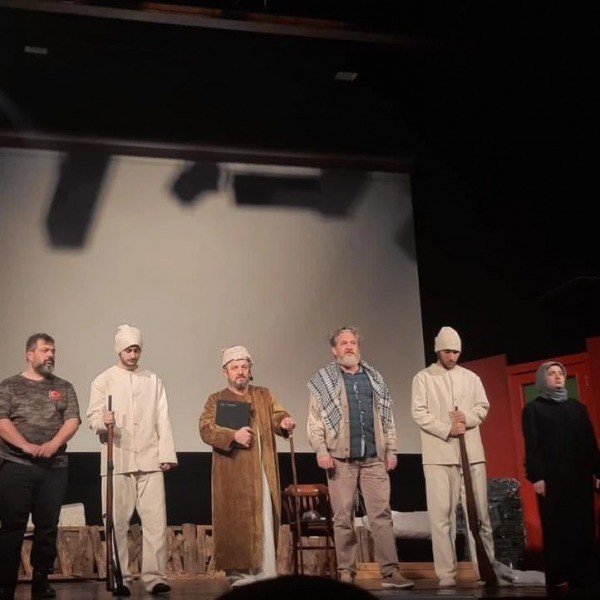 Sırf Tiyatro ve Gölcük Kudüs Gönüllüleri Platformu ‘FİLİSTİN YALNIZ DEĞİL’ MESAJI VERDİ