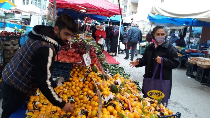 Cumartesi Pazarına her hafta olduğu gibi bu hafta da ilgi yoğundu