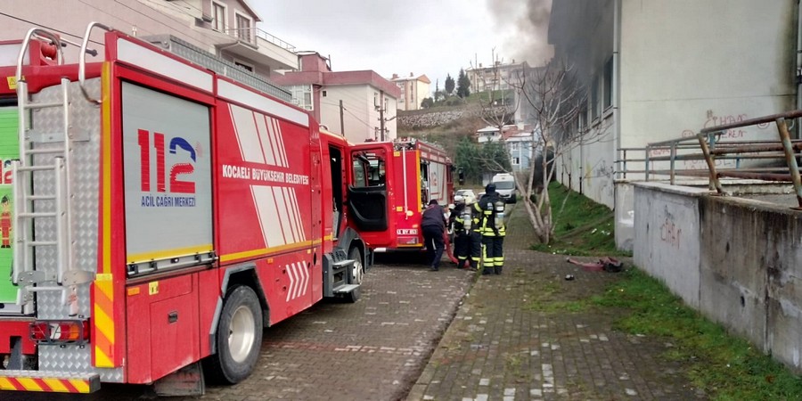 Donanma Mahallesi’nde atıl vaziyette bulunan iş merkezinde yangın çıktı