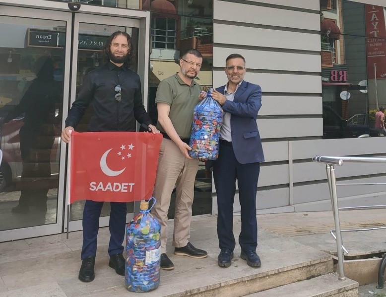 Saadet Partisi engelliler için biriktirdiği mavi kapakları GÖLCÜK ENGELSİZ YAŞAM MERKEZİ’NE TESLİM ETTİ