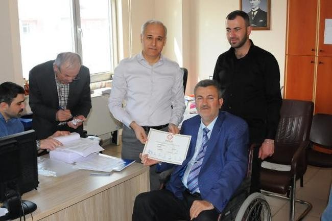 Türkiye’nin tek engelli muhtarı İrşadiye Mahallesi Muhtarı Mehmet Kamış  MAZBATASINI ALDI