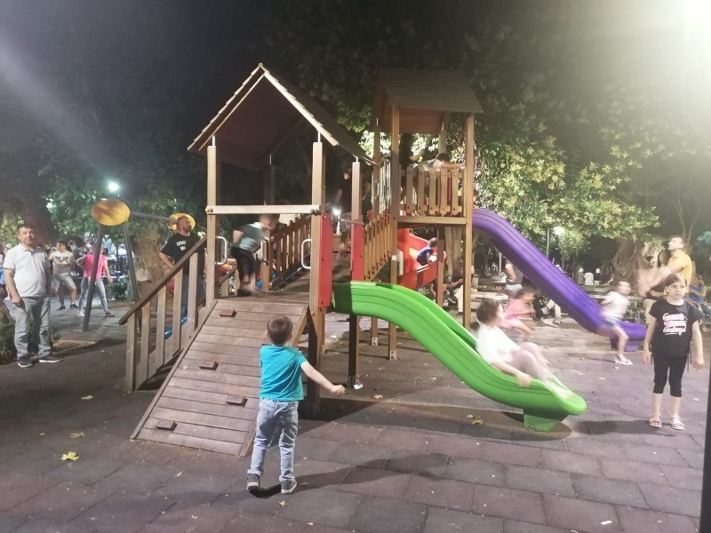 Çınarlık Meydanı’nda bulunan çocuk parkı AKŞAMLARI CIVIL CIVIL