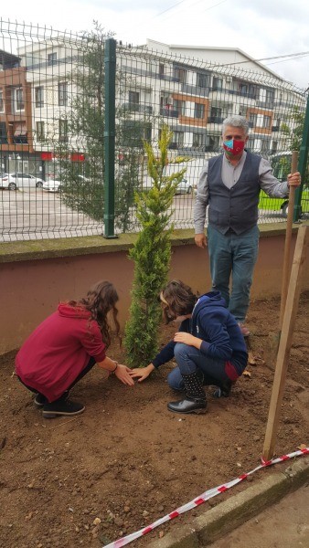 Saraylı Ortaokulu “Geleceğin Renkleri Çocukların Elinde” eTwinning projesi kapsamında AĞAÇLAR TOPRAKLA BULUŞTU