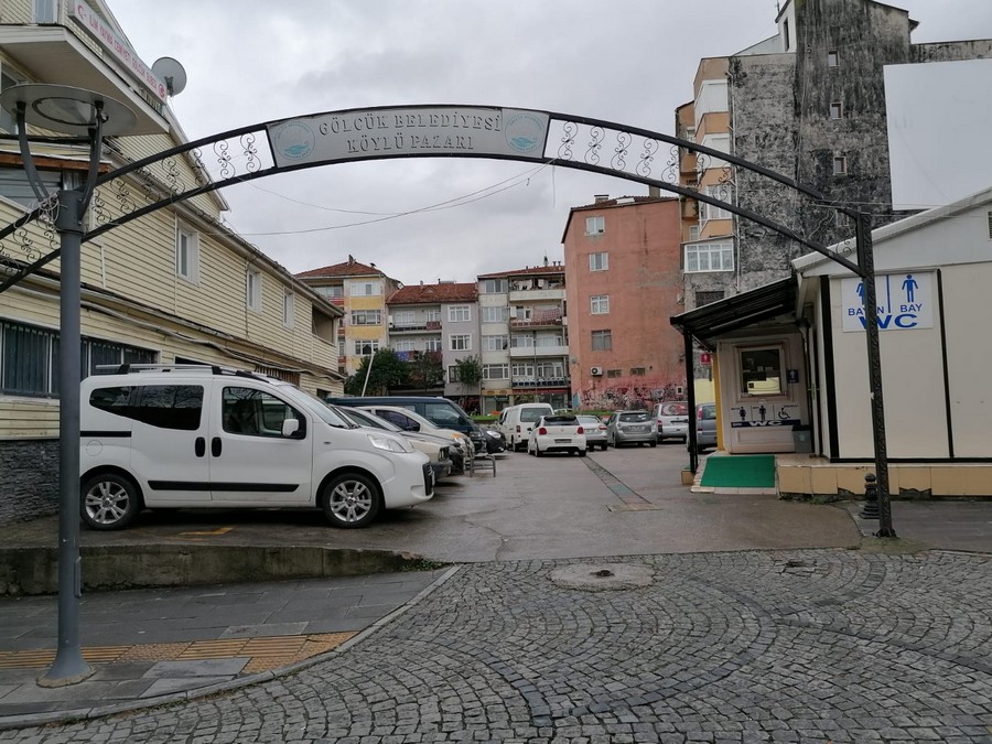 Köylü Pazarı alanı sadece anahtarı olan araç sahipleri kullanıyordu KAPIDAKİ KİLİT KALDIRILDI