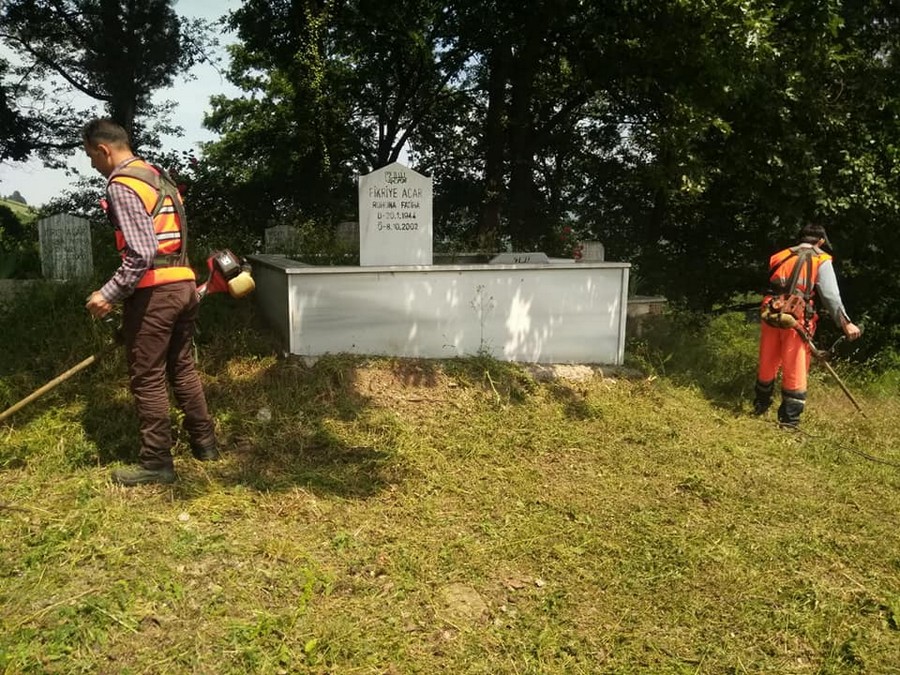 Mezarlıklarda Temizlik Çalışmaları Devam Ediyor