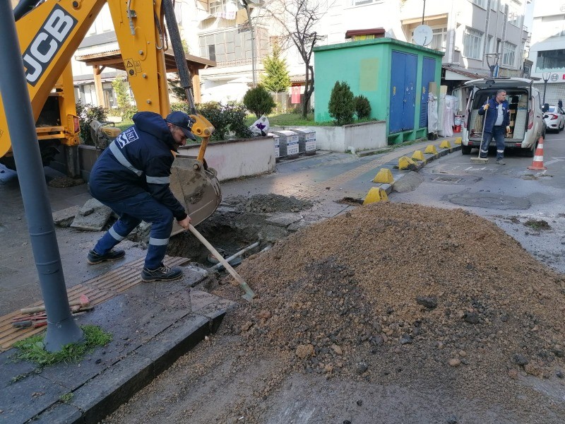 Vatandaşlar istedi, Gölcük İSU Ekipleri PAZAR DEMEDİ SORUNU ANINDA GİDERDİ